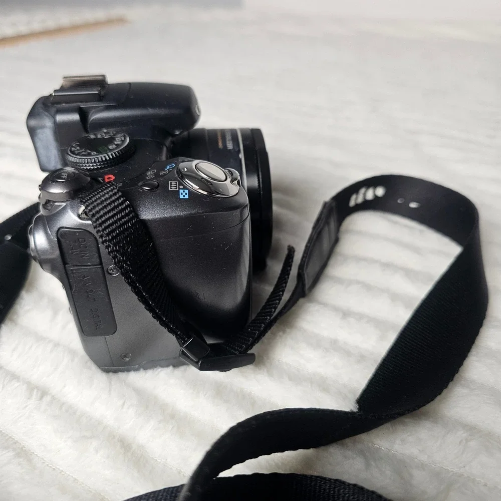Canon PowerShot S5 IS Digital Camera READ Broken Screen Black Y2K Digicam